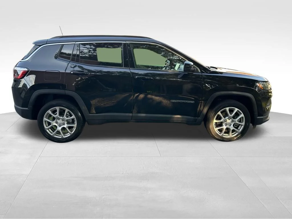 Used 2023 Black Jeep Latitude Lux image 8