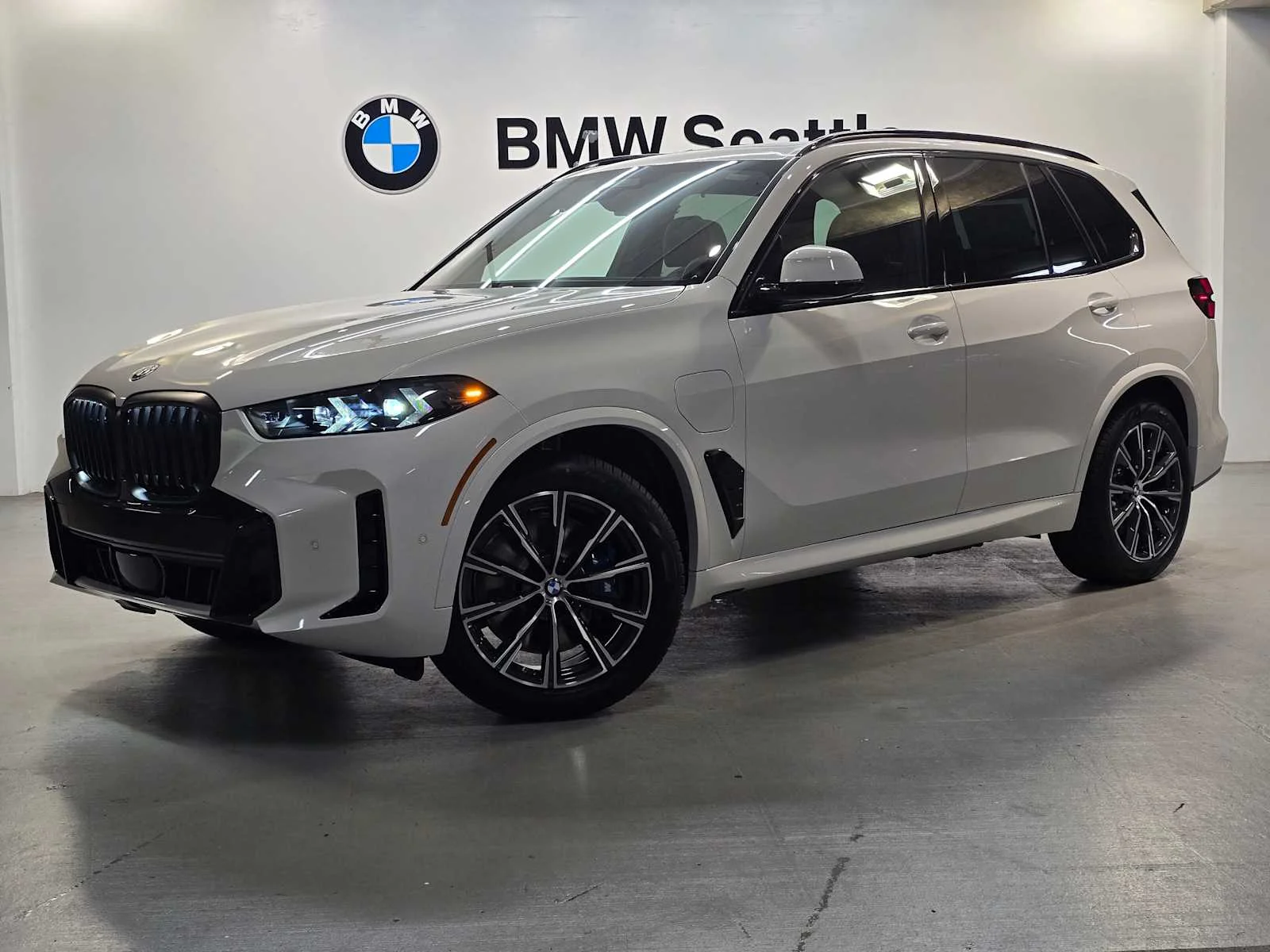 2026 BMW X5 xDrive50e's photo