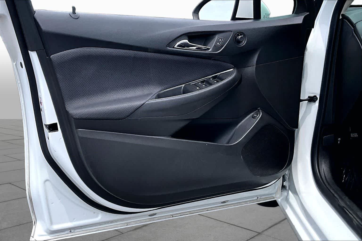 Used 2018 Summit White Chevrolet LS image 21
