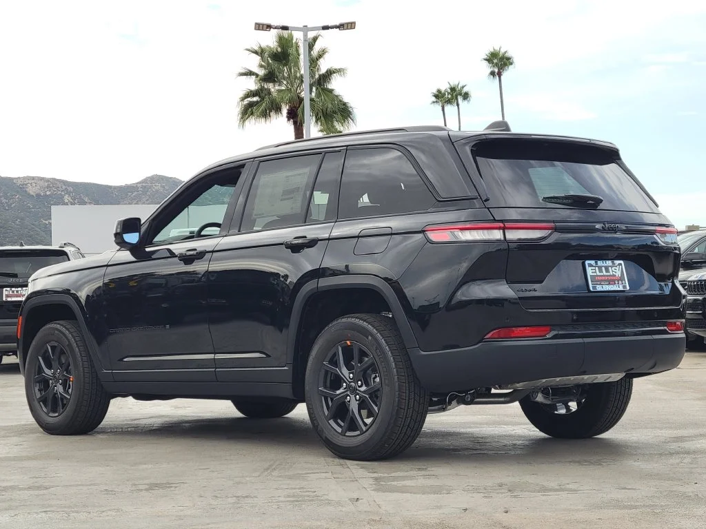 2027 Jeep Grand Cherokee photo 2