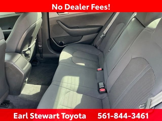 Used 2018 White Hyundai SE image 13
