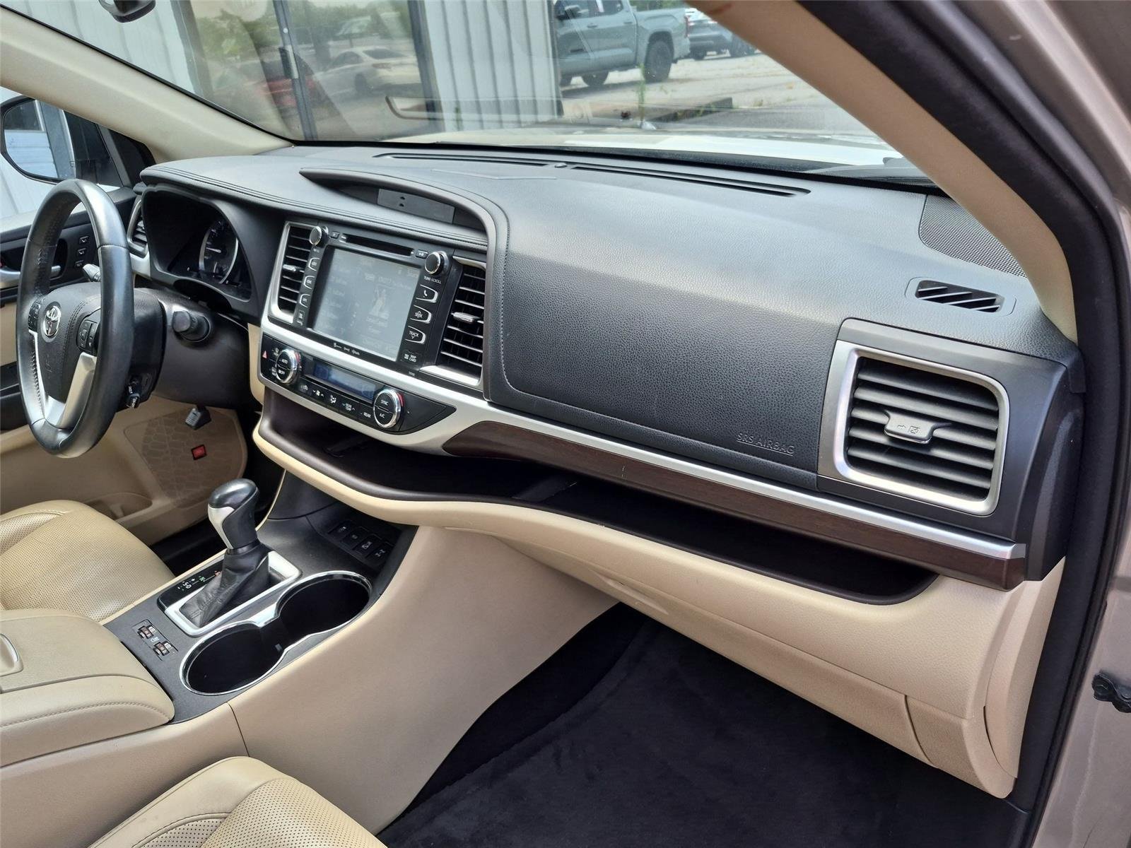 Used 2016  Toyota Limited image 40