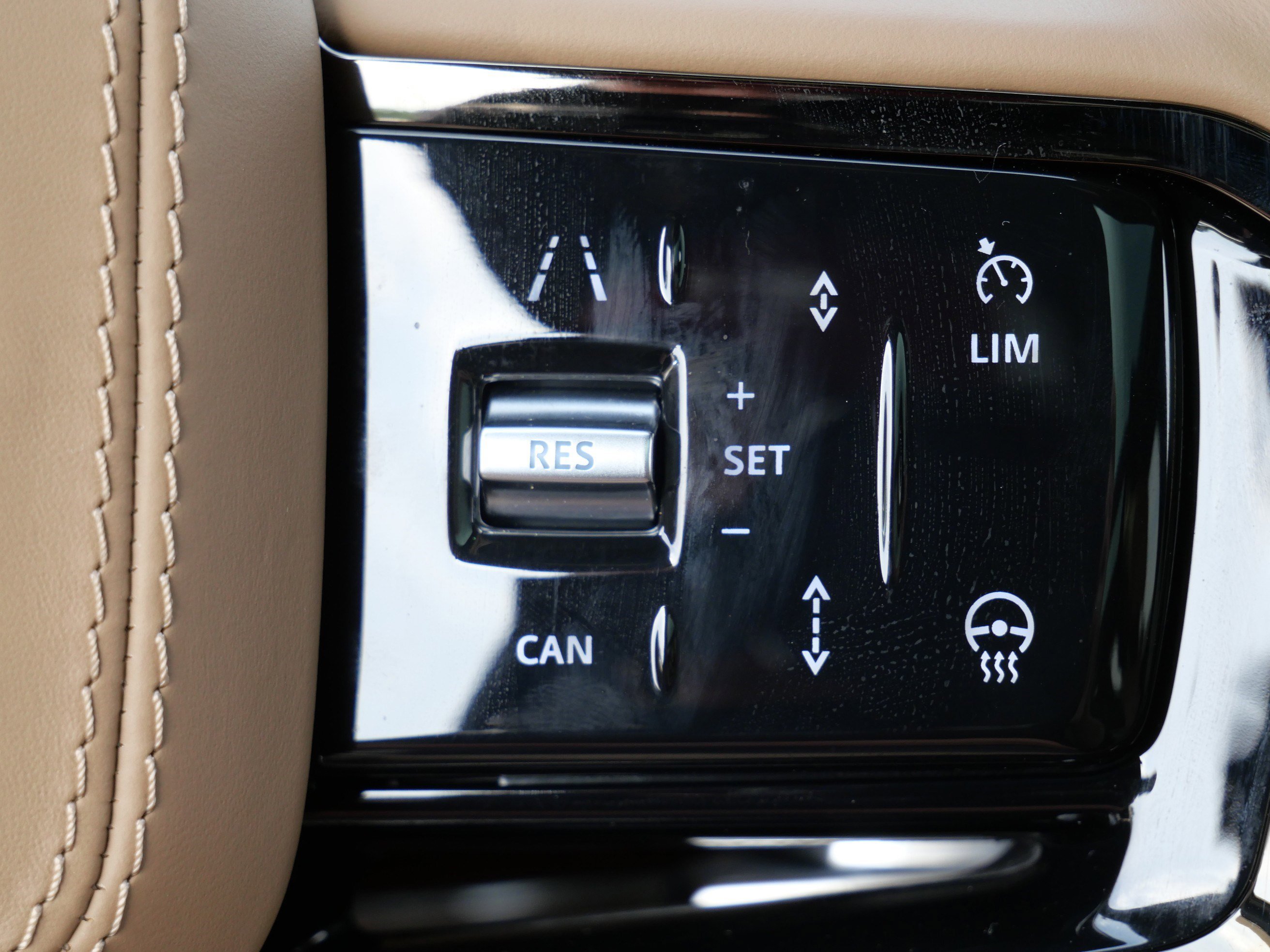 Used 2026 Ostuni Pearl White Premium Metallic Land Rover Autobiography image 27