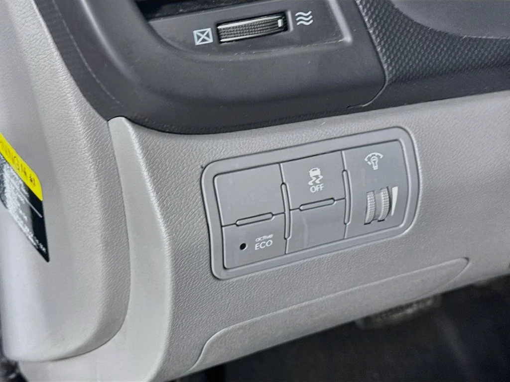 Used 2016 White Hyundai SE image 10