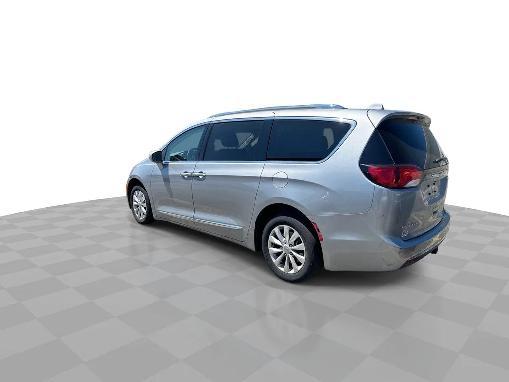 Used 2018 Silver Chrysler Touring L image 5