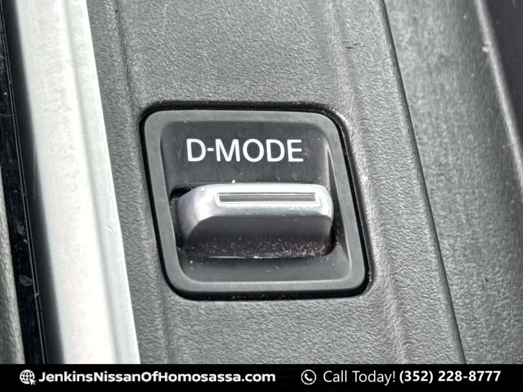 Used 2023 White Nissan Platinum image 40