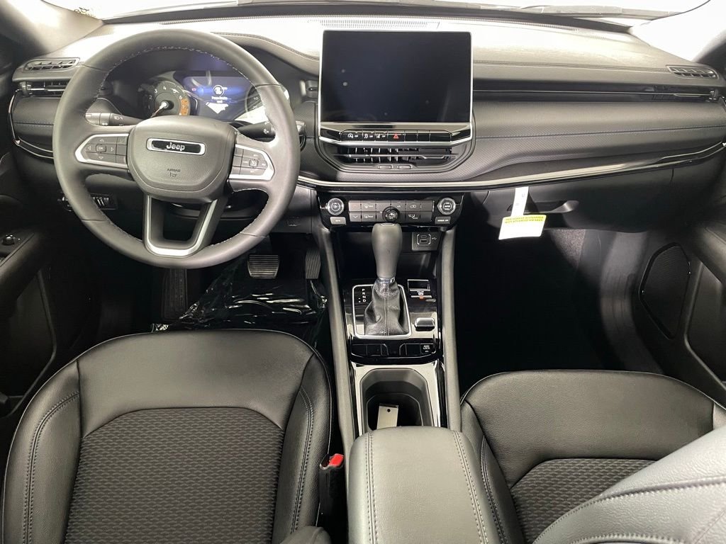 New 2026 Bright White Clearcoat Jeep Latitude image 33