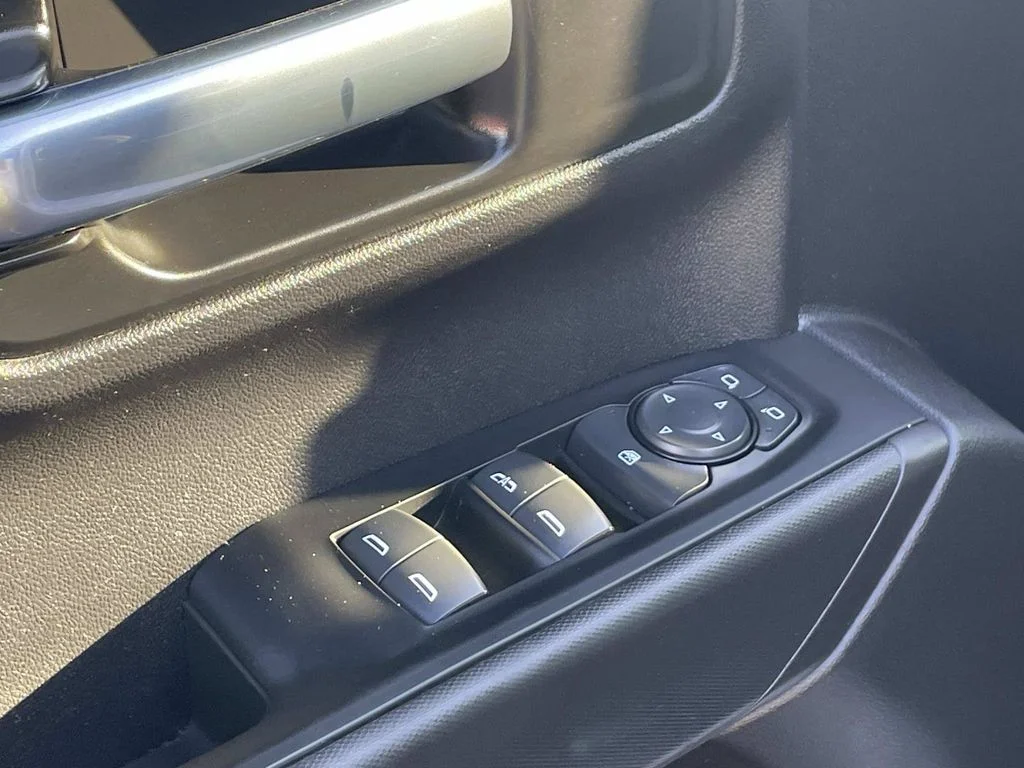 Used 2022 White Chevrolet Custom image 20