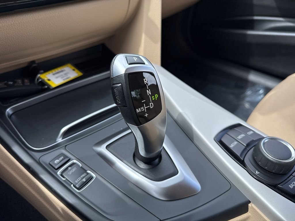 Used 2018 Black Sapphire Metallic BMW 320i xDrive image 21