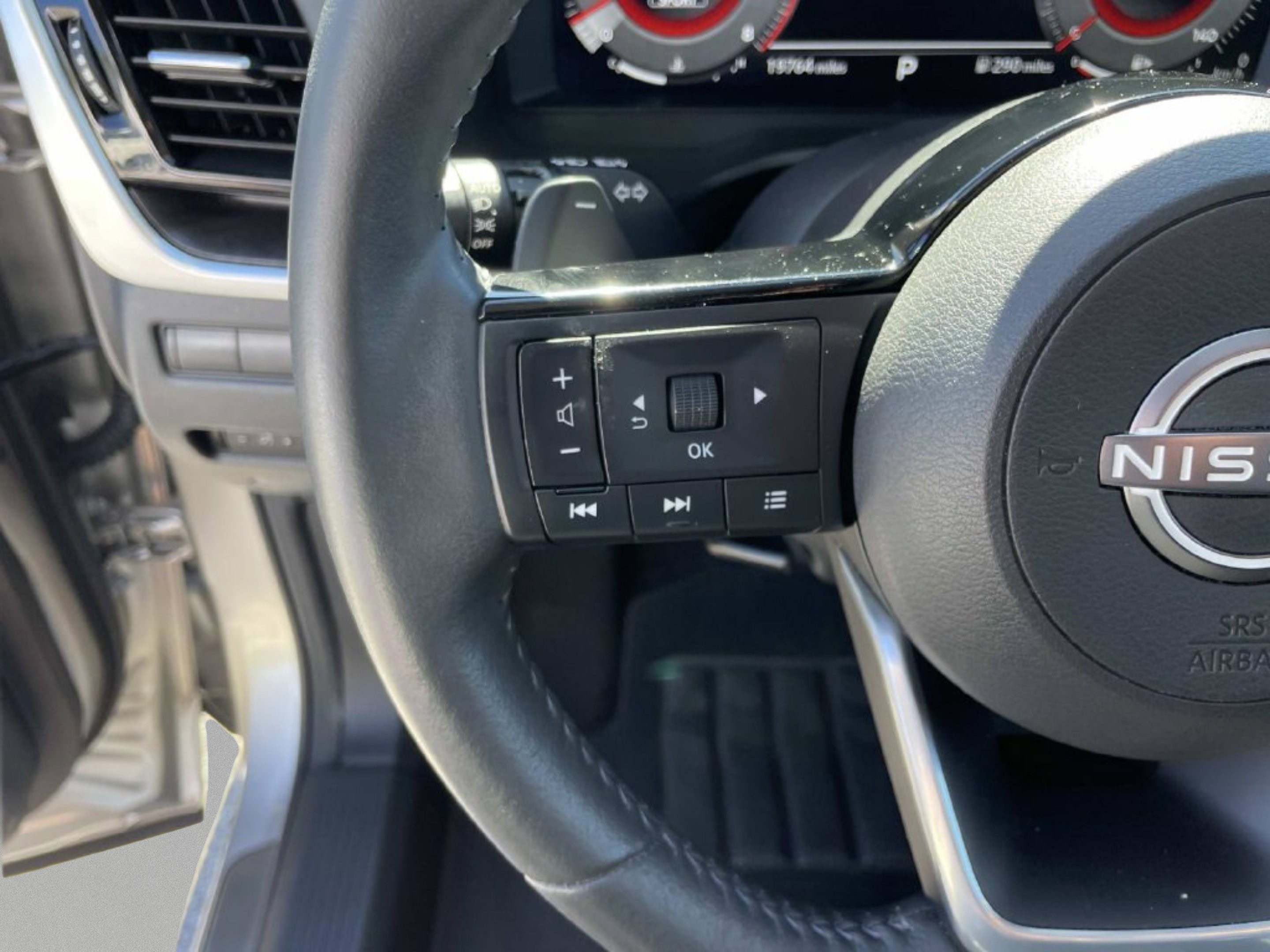 Used 2022 Gold Nissan Platinum image 24