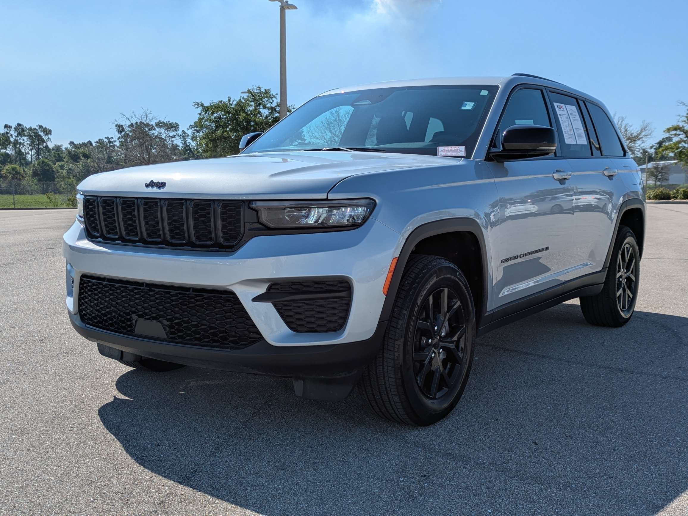 Used 2025 Silver Zynith Jeep Altitude image 9
