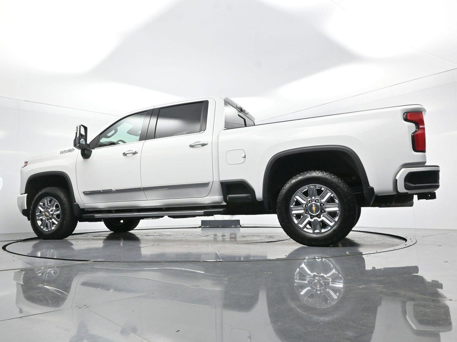 Used 2024 Summit White Chevrolet High Country image 40