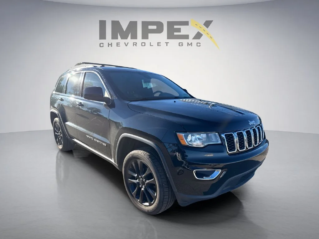 Used 2018  Jeep Laredo E image 7