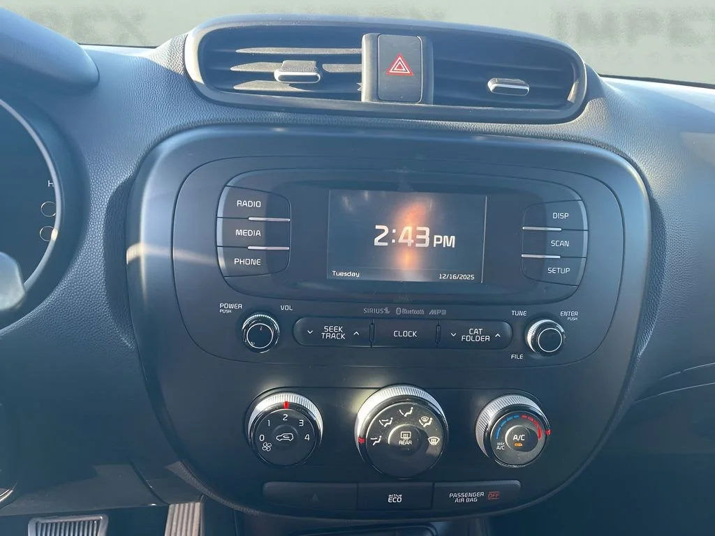 Used 2016  Kia + image 16