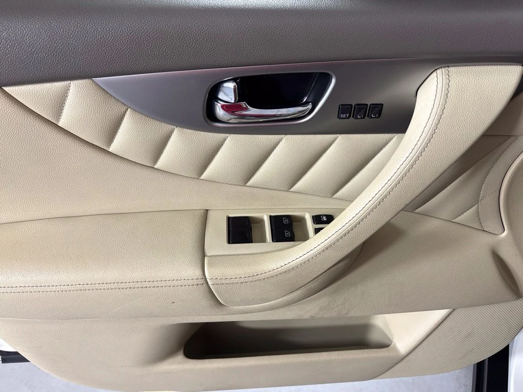 Used 2014 White INFINITI Base image 24