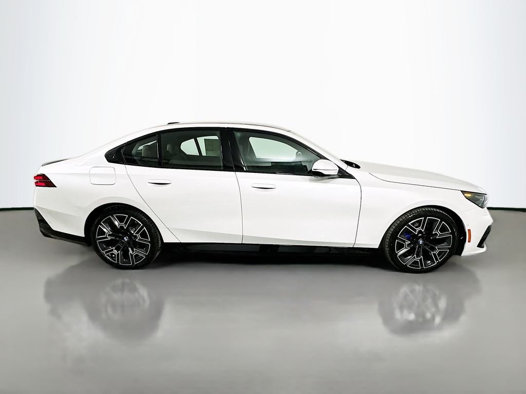 New 2027 Mineral White Metallic BMW 550e xDrive image 4