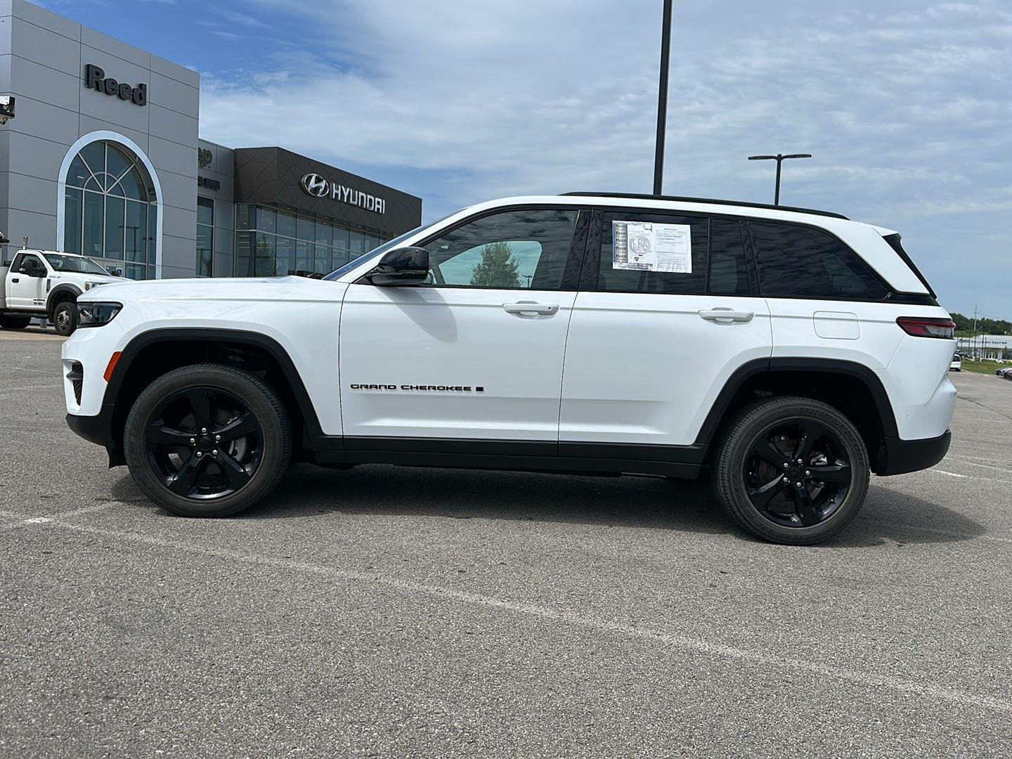 Used 2023 Jeep Grand Cherokee Altitude with VIN 1C4RJHAG6PC565988 for sale in Kansas City