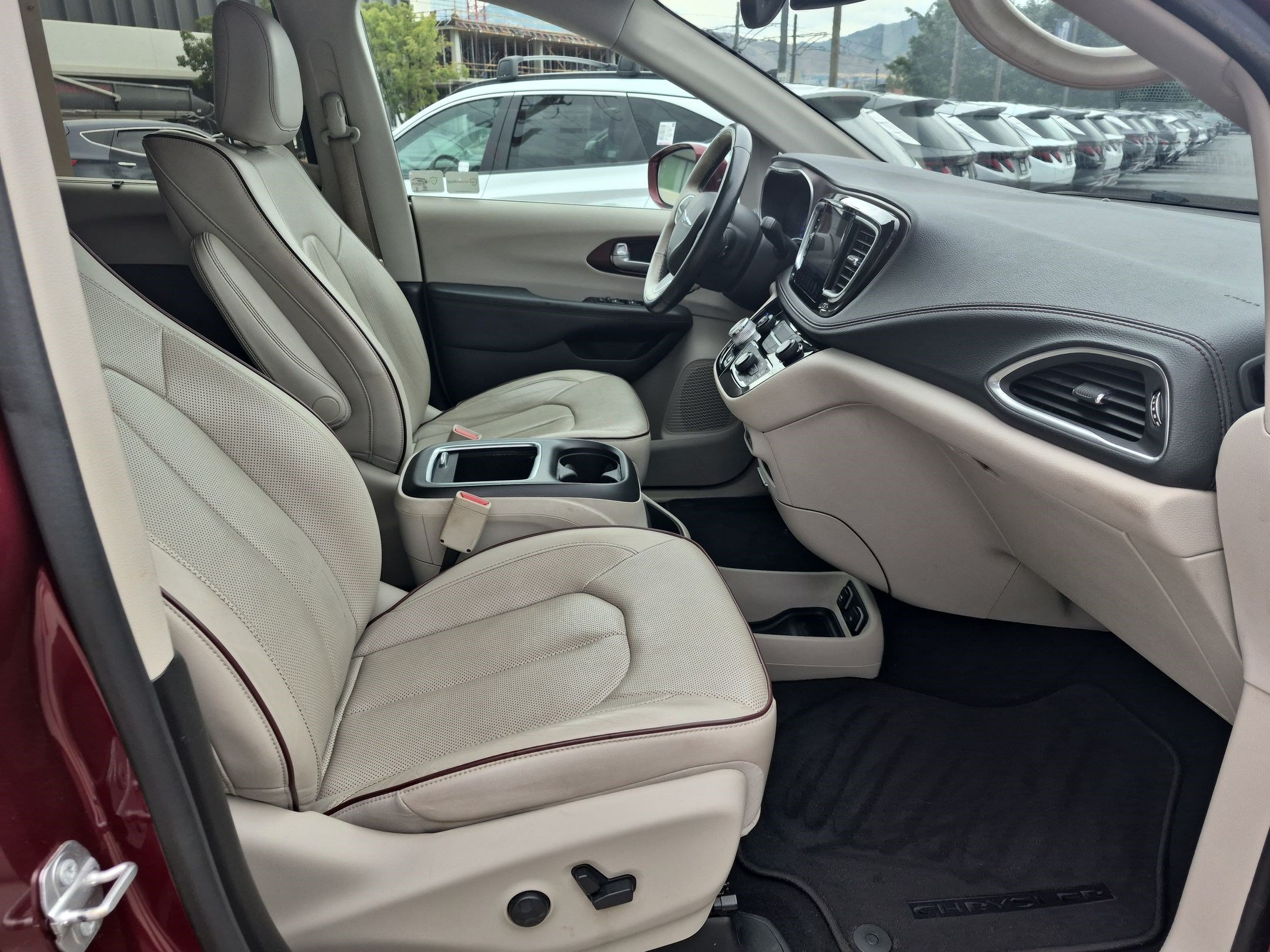 Used 2017 Velvet Red Pearlcoat Chrysler Limited image 29