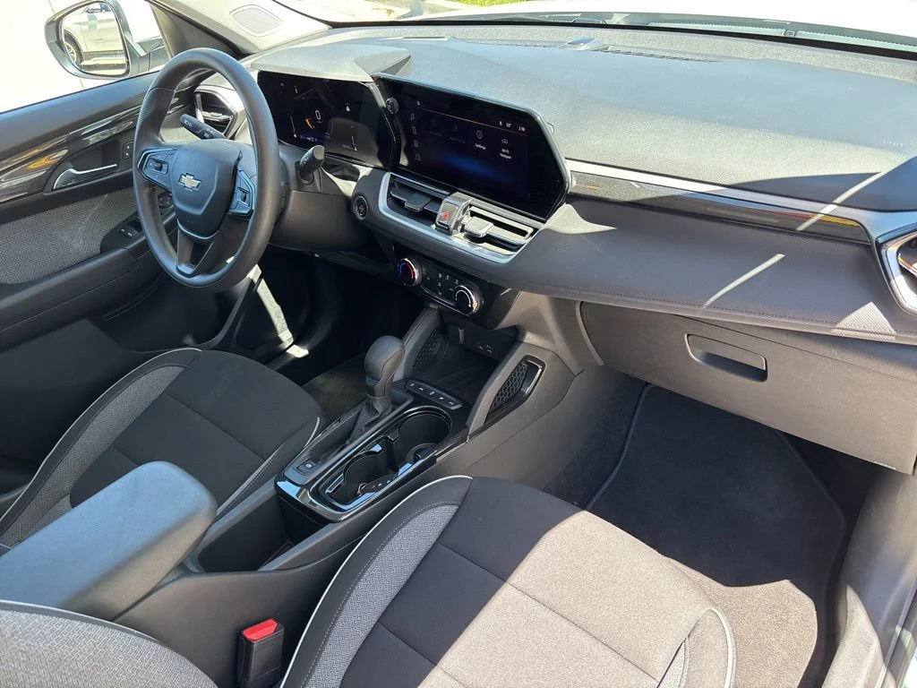 Used 2025 White Chevrolet LT image 15