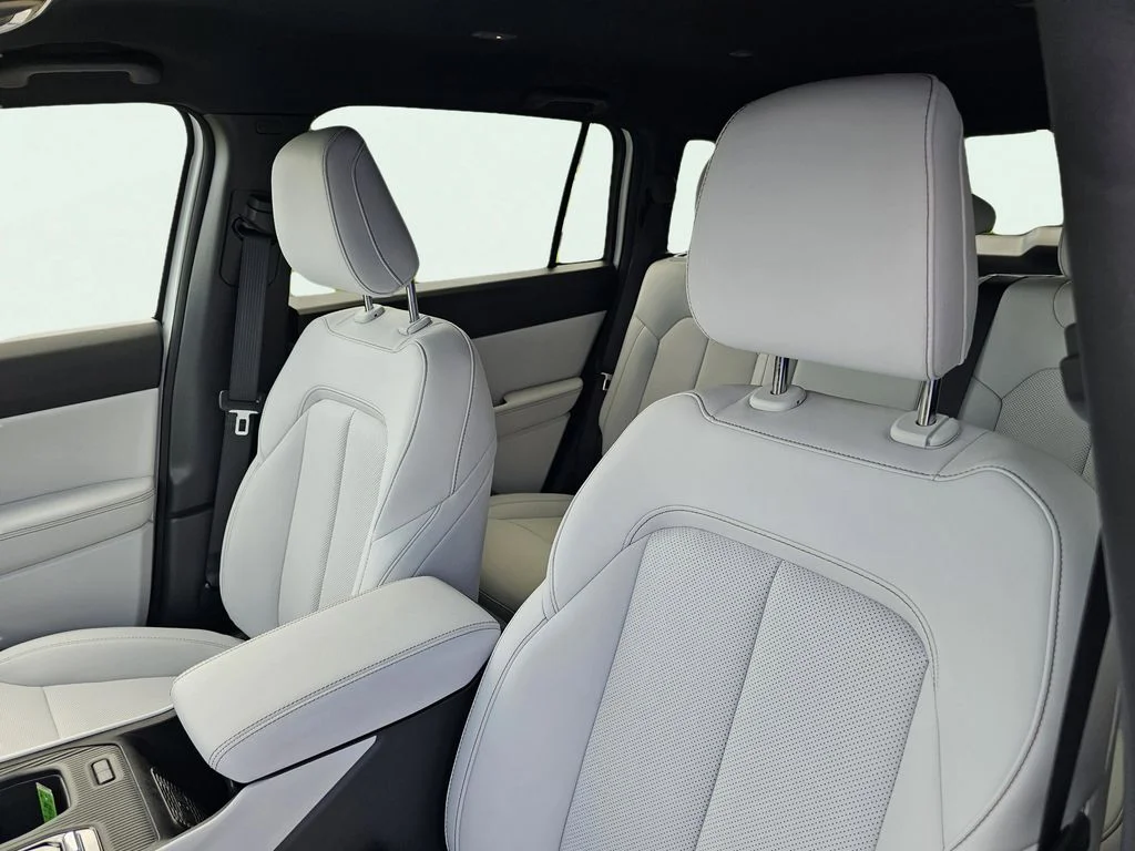 New 2026 Bright White Clear-Coat Exterior Paint Jeep Limited image 18