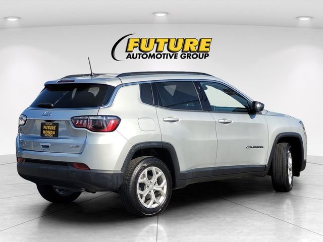 Used 2024 Silver Jeep Latitude image 4