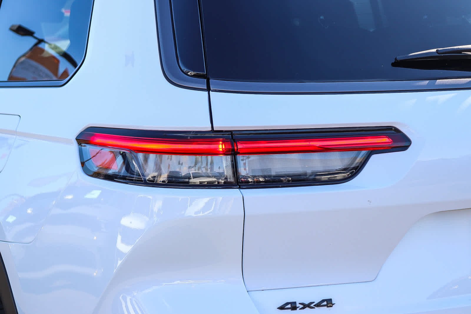 New 2027 Bright White Clear-Coat Paint Jeep Laredo Altitude image 7