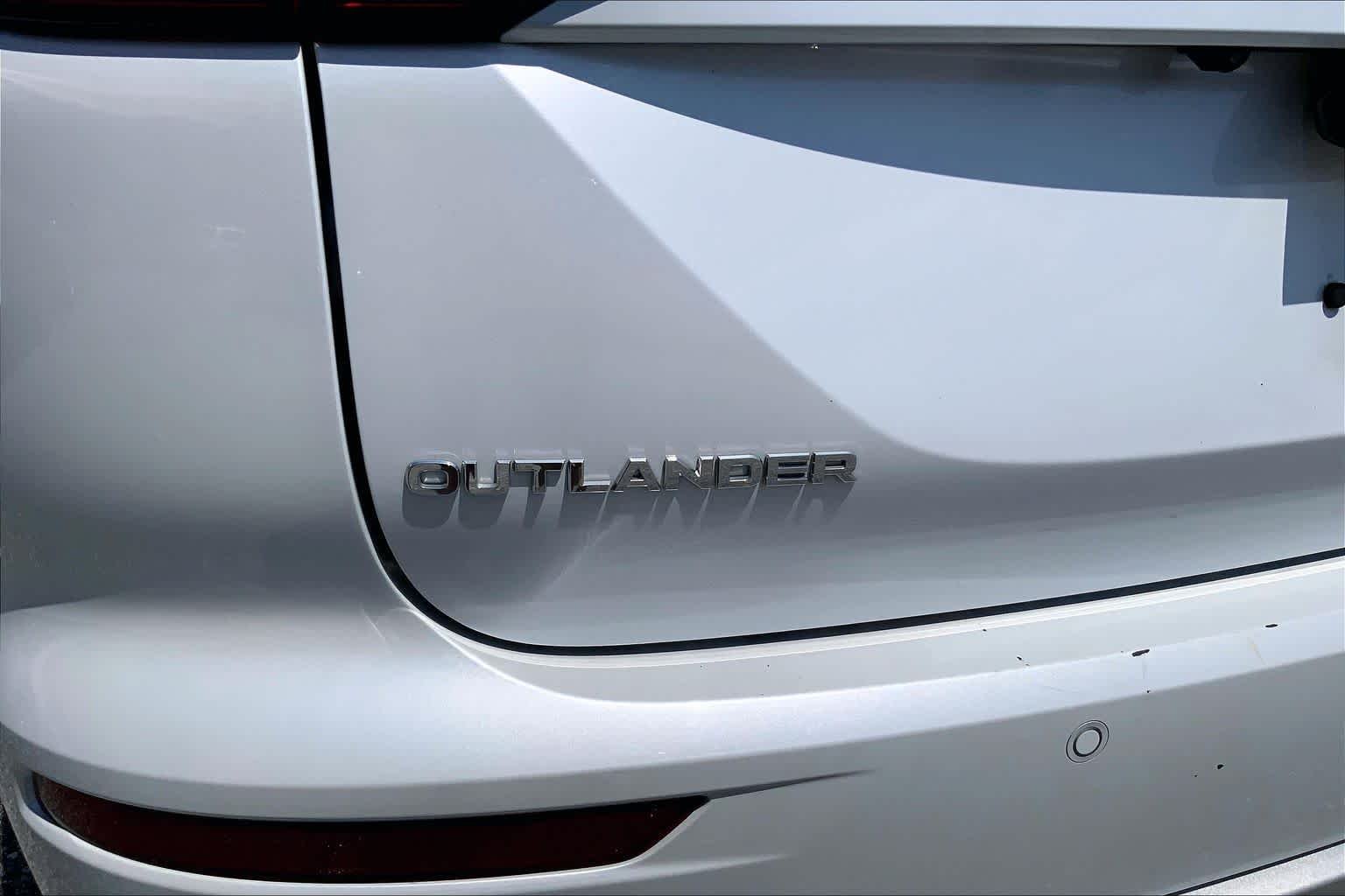 Used 2024 White Diamond Mitsubishi SE image 28