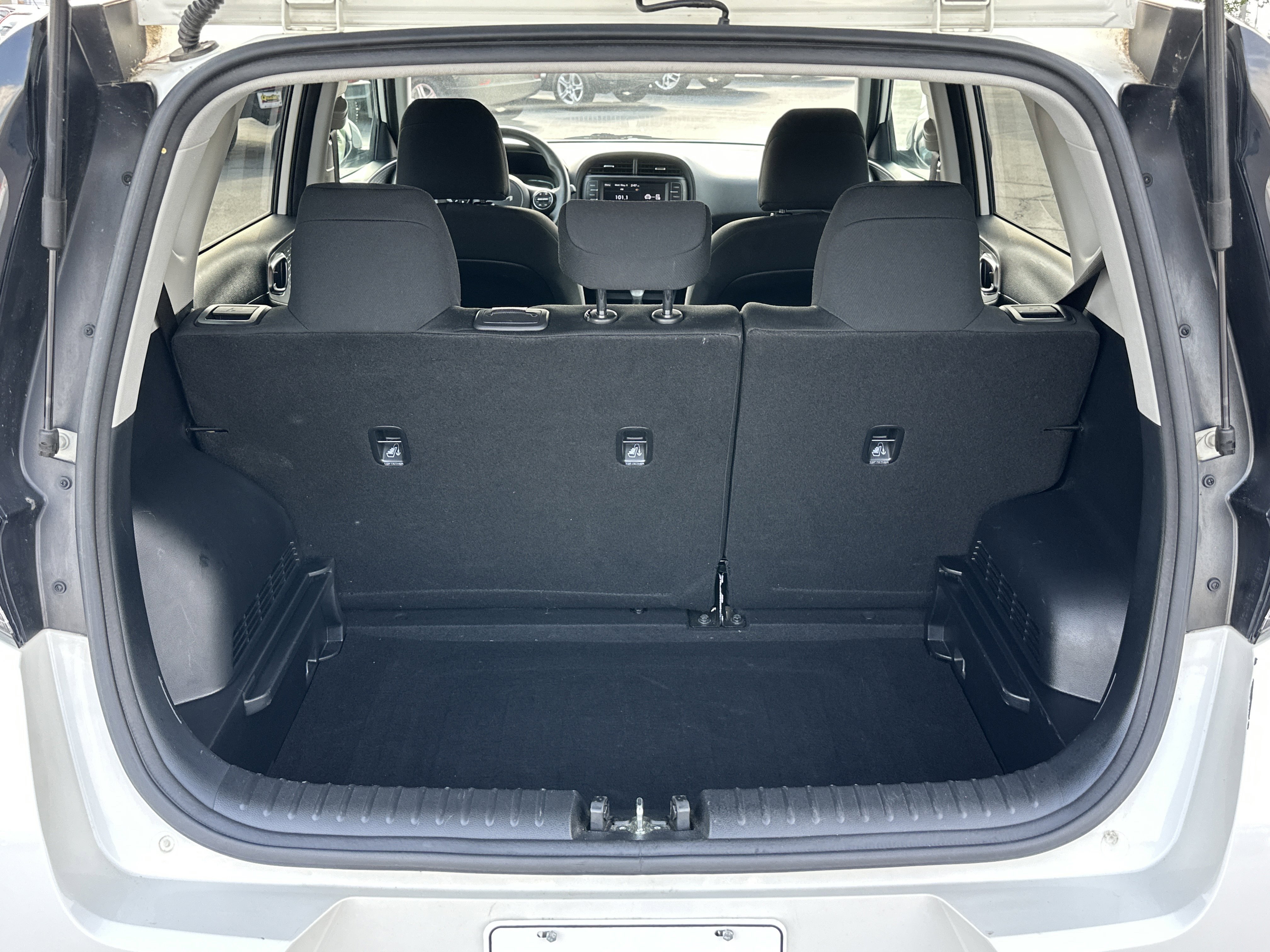 Used 2024 Snow White Pearl Kia LX image 19