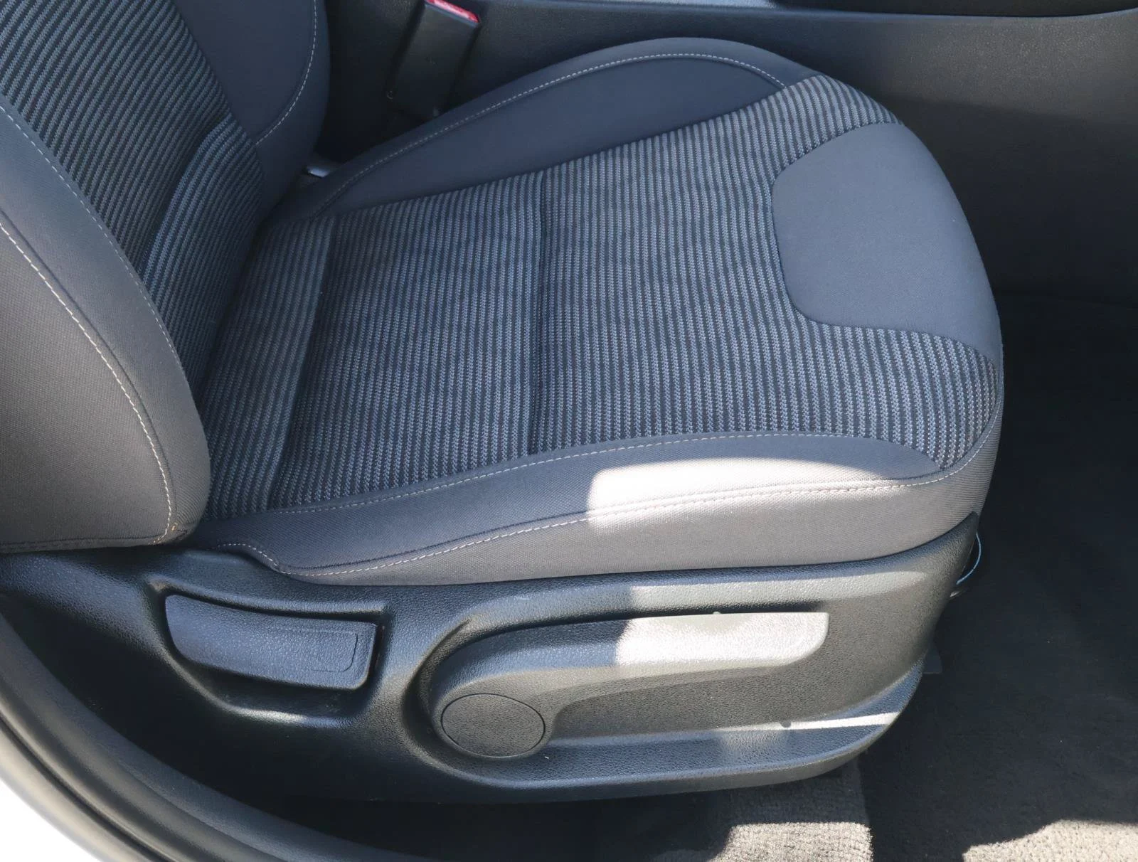 Used 2021 Snow White Pearl Kia LX image 16