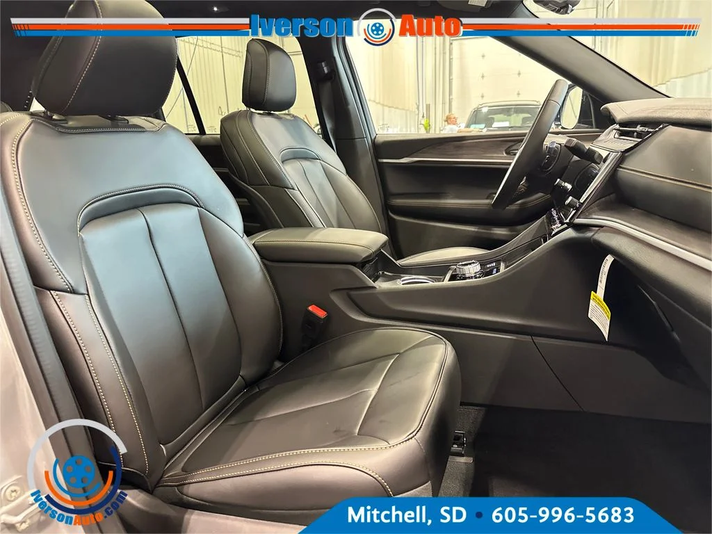 New 2026 Silver Zynith Exterior Paint Jeep Limited image 31