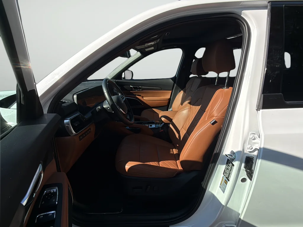 Used 2025 White Kia EX X-Line image 10