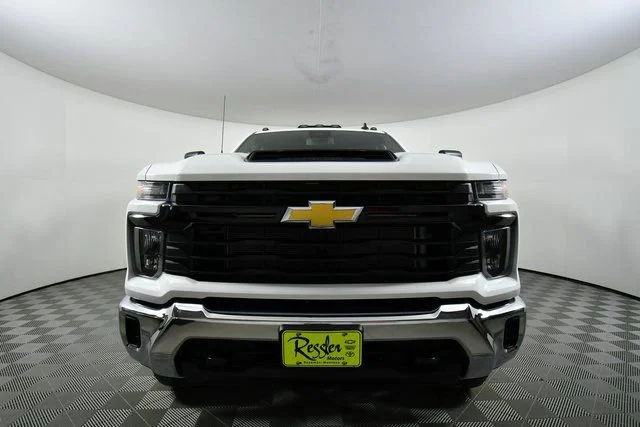New 2026 Summit White Chevrolet WT image 7