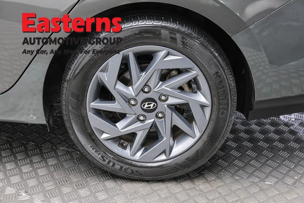 Used 2024 Gray Hyundai SEL image 8