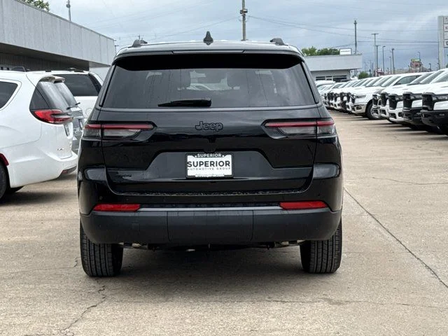 New 2026 Diamond Black Crystal Pearlcoat Jeep Altitude image 4