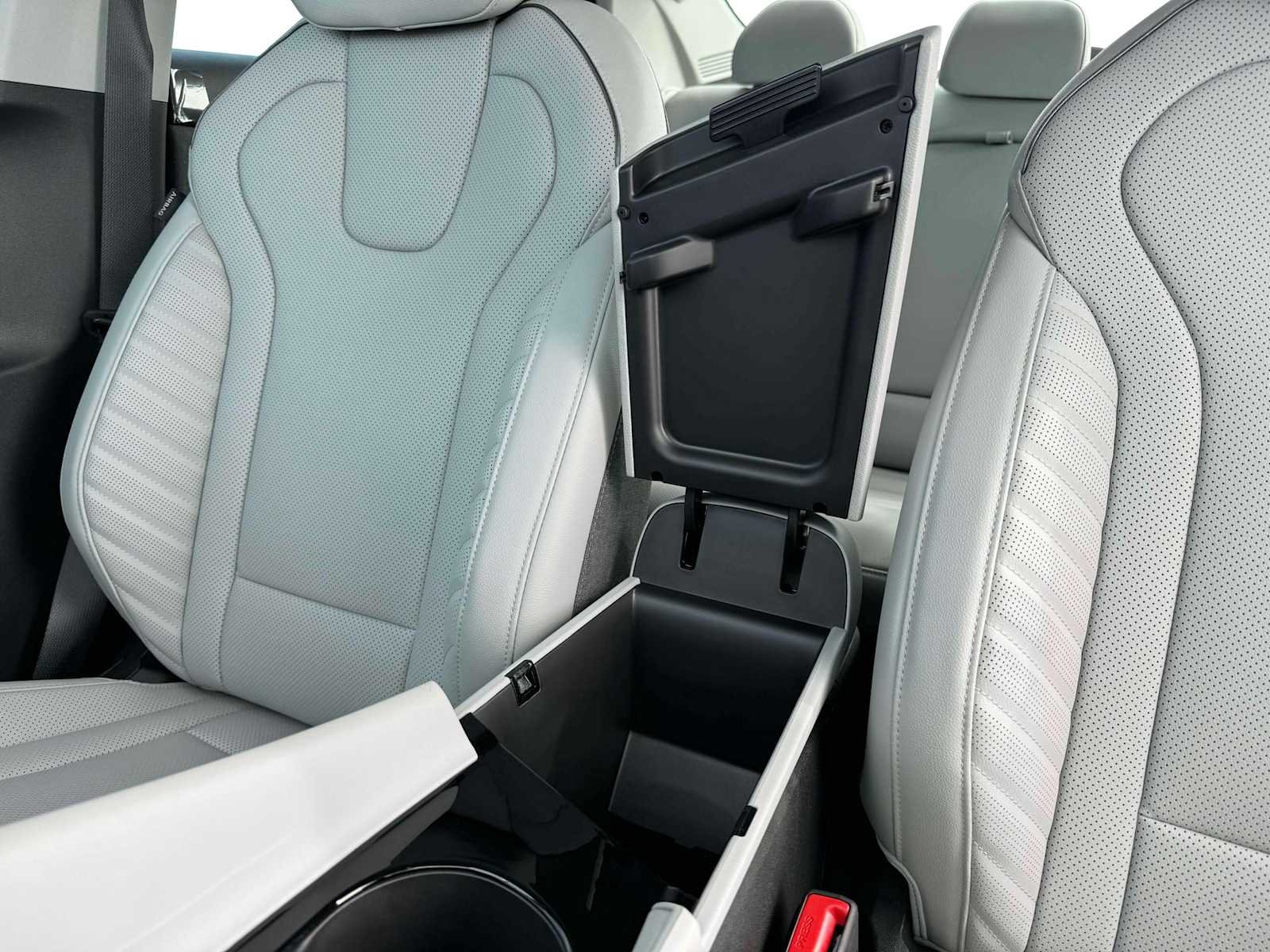 2025 Hyundai Elantra Limited - Photo 35