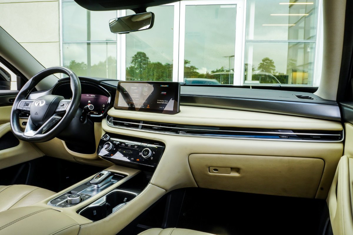 Used 2023 White INFINITI LUXE image 19