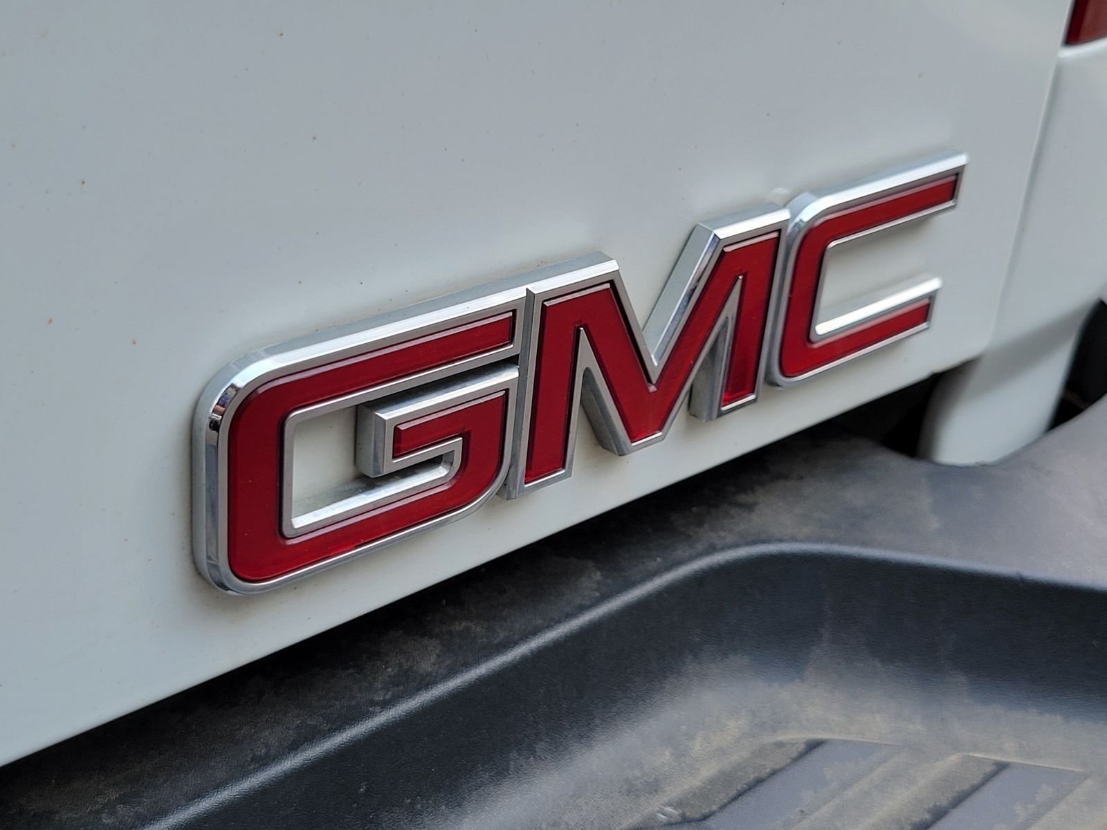 Used 2013 White GMC SLE image 31