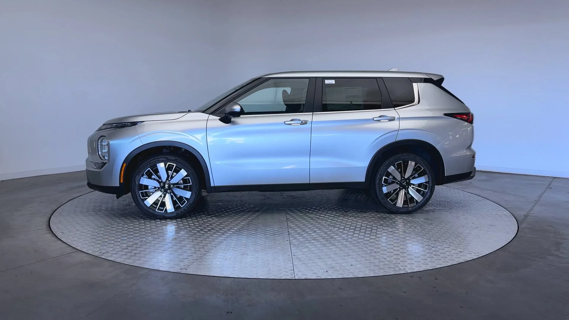 New 2026 Alloy Silver Metallic Mitsubishi SE image 5