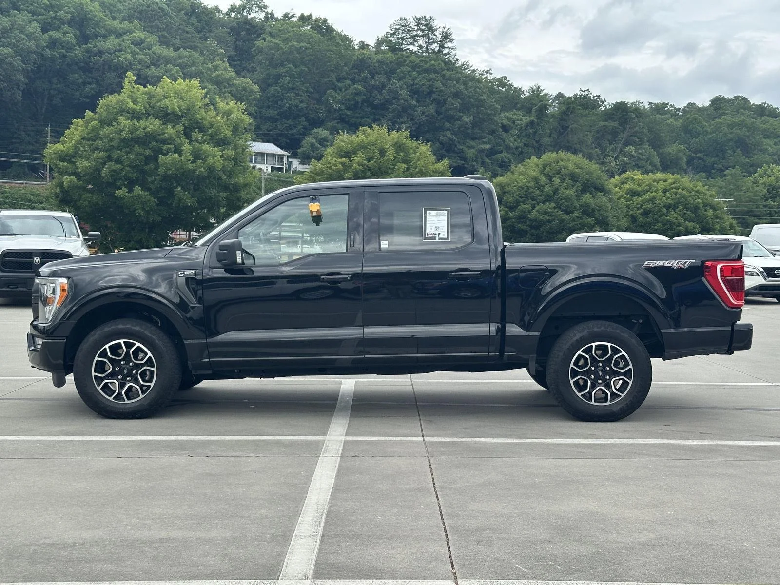 Used 2022 Agate Black Metallic Ford XLT image 4