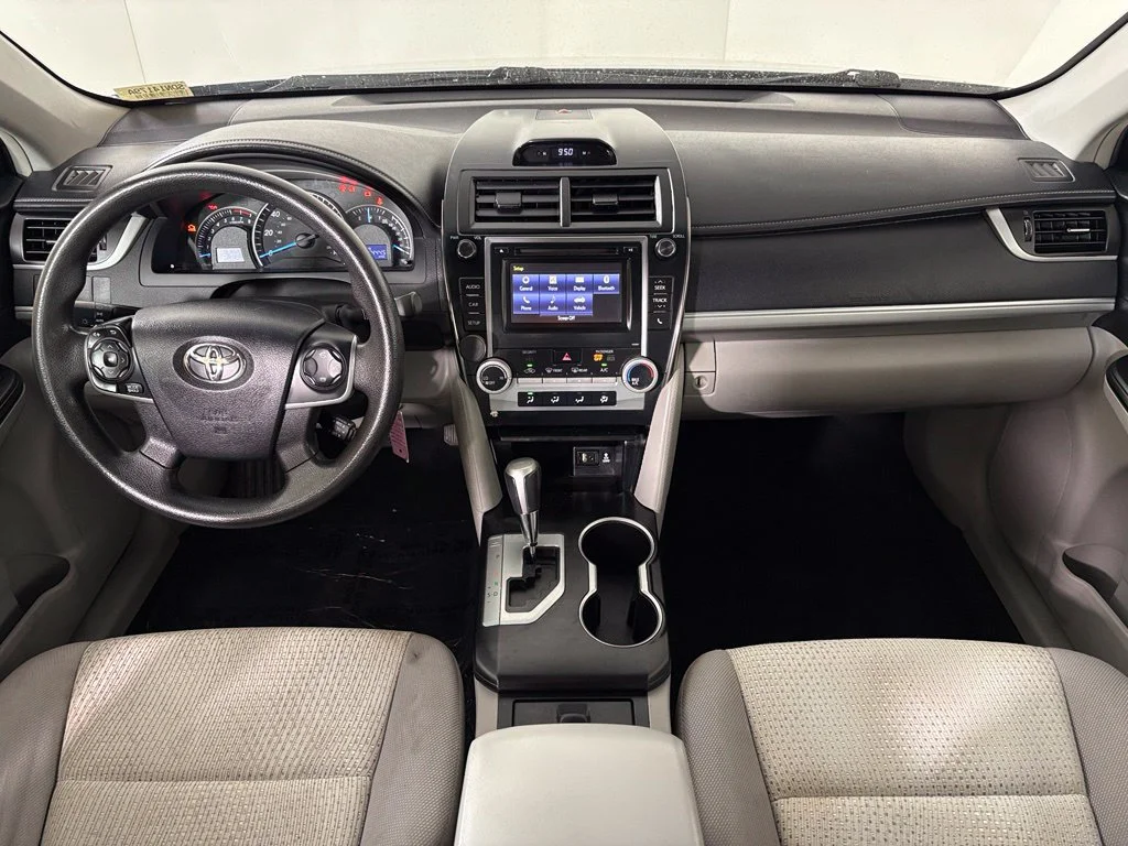 Used 2014 Silver Toyota LE image 29
