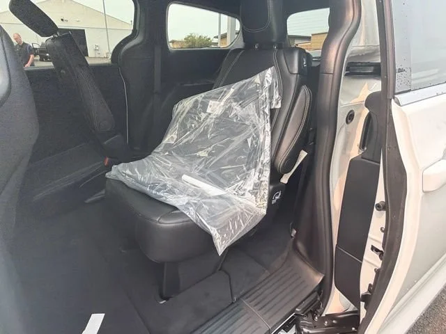 New 2027 Bright White Clearcoat Chrysler Select image 15