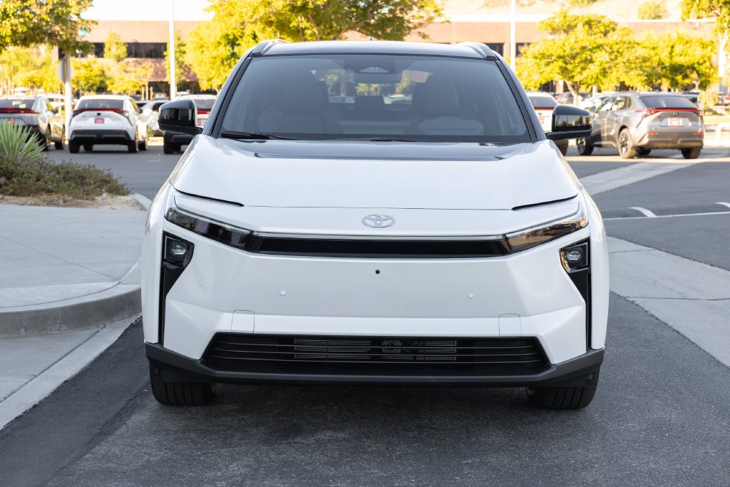 New 2027 Wind Chill Pearl with Midnight Black Metallic roof <sup>1</sup> Toyota  Limited image 2