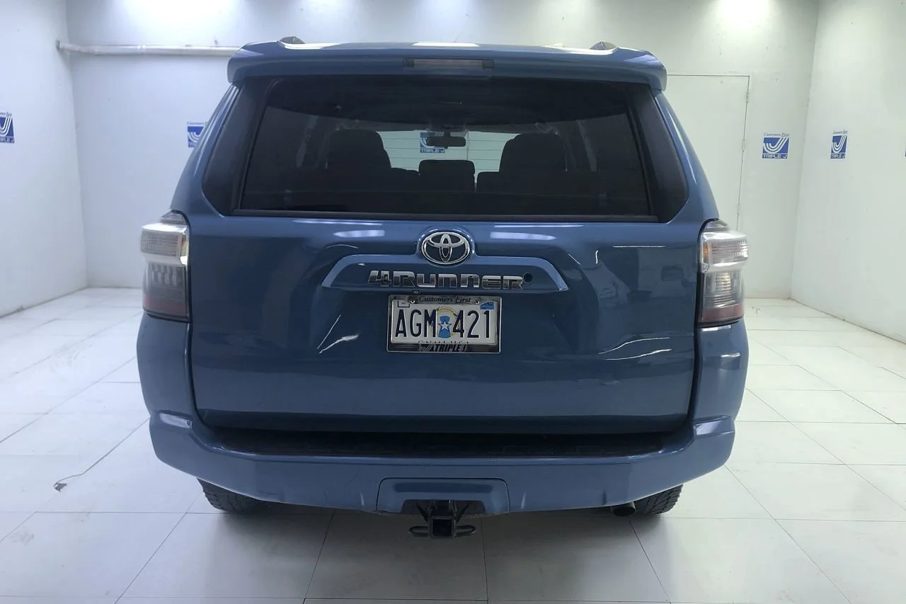 Used 2014 Nautical Blue Pearl Toyota SR5 image 3