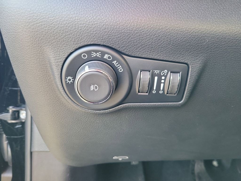 New 2026 Diamond Black Crystal Pearlcoat Jeep Latitude image 18