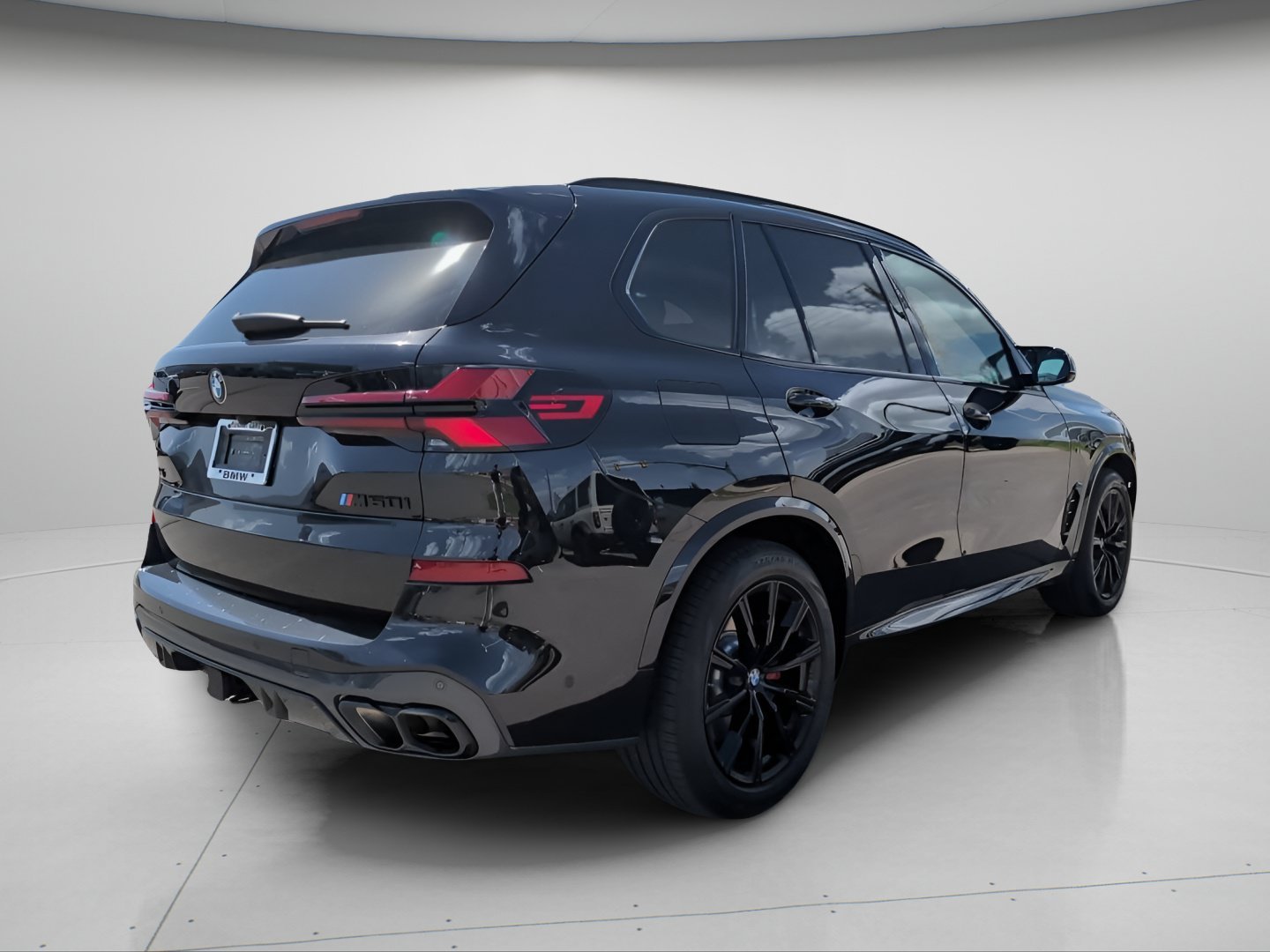 Used 2025 Black Sapphire Metallic BMW M60i image 4