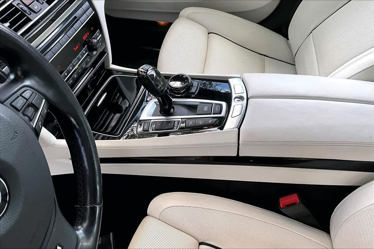 Used 2015  BMW 750Li xDrive image 15