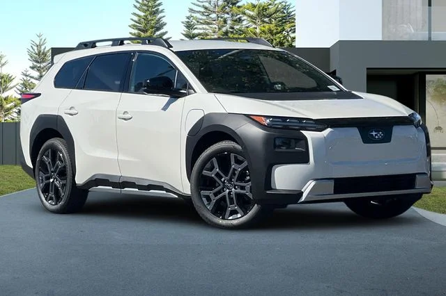New 2026 CRYSTAL WHITE PEARL Subaru Limited image 2