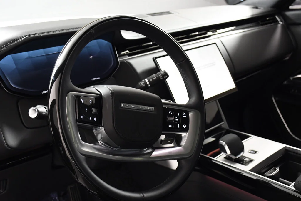 Used 2026  Land Rover SE image 13