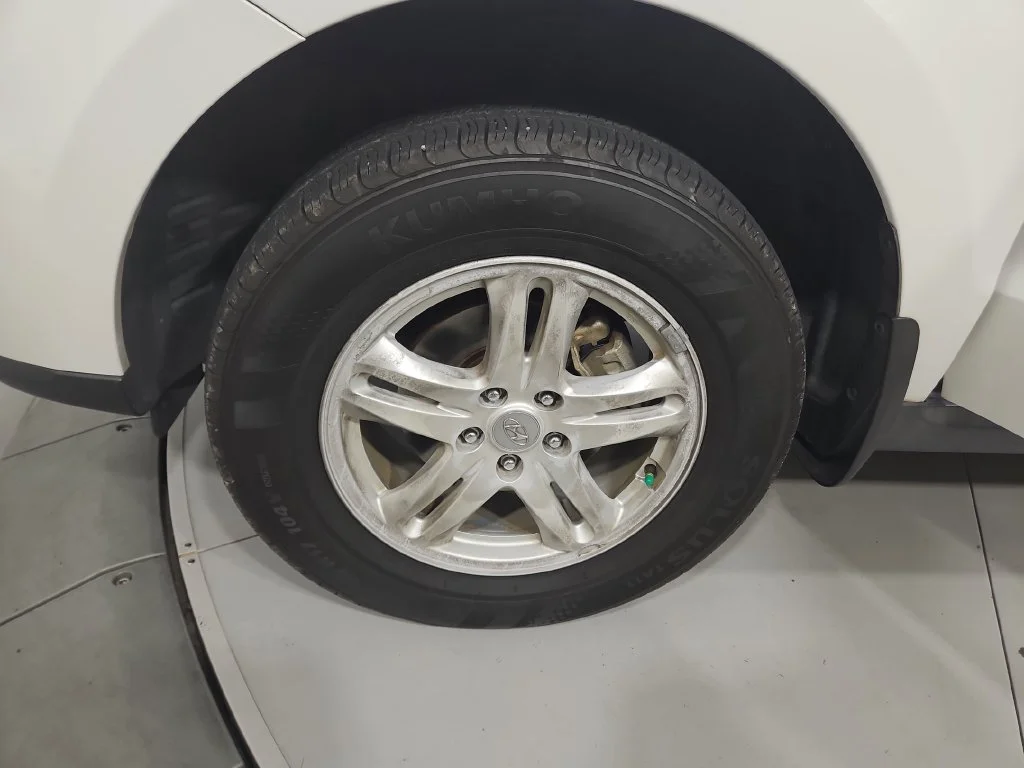 Used 2012 White Hyundai GLS image 21