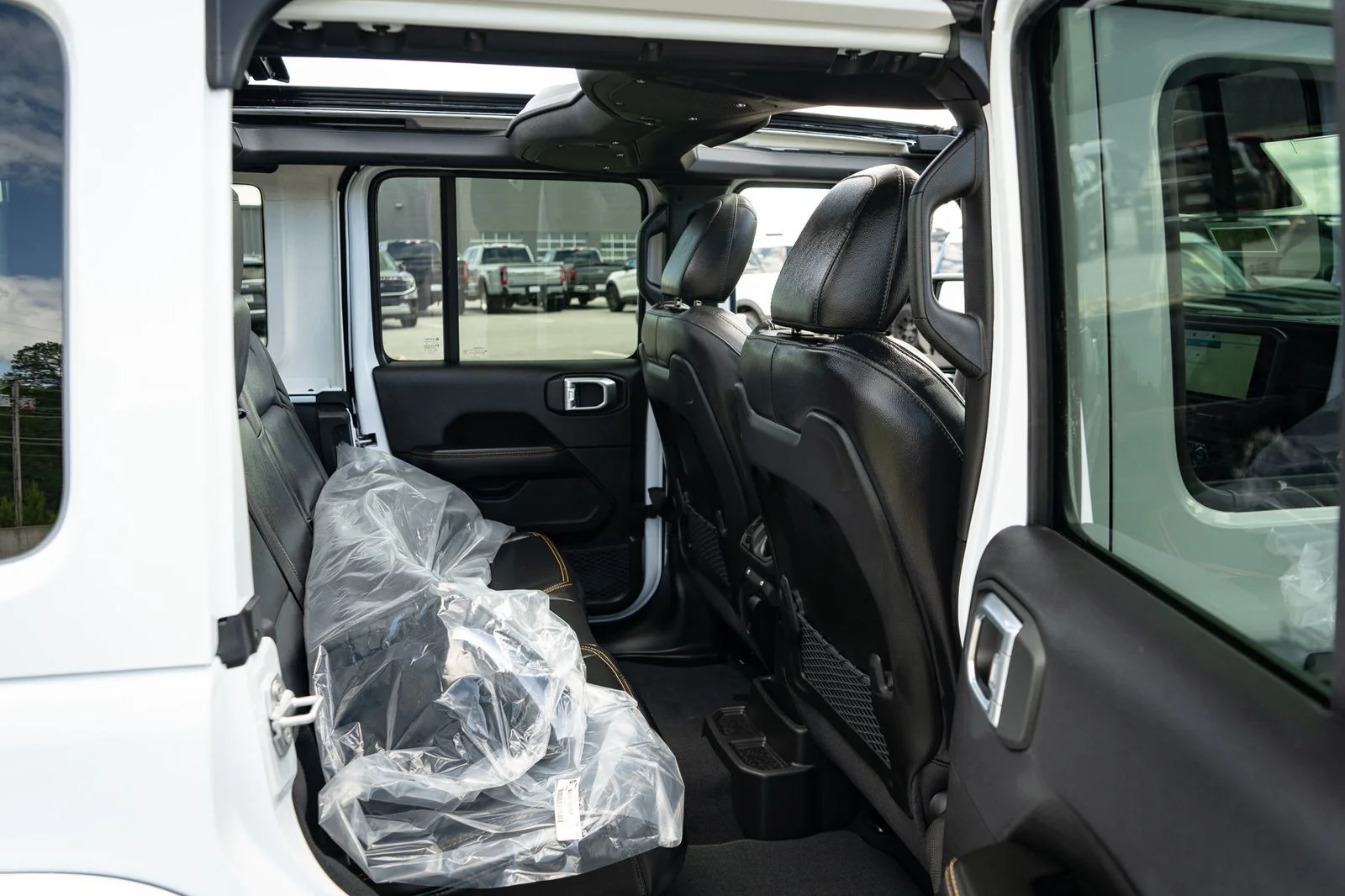 New 2026 Bright White Clear-Coat Exterior Paint Jeep Sahara image 20